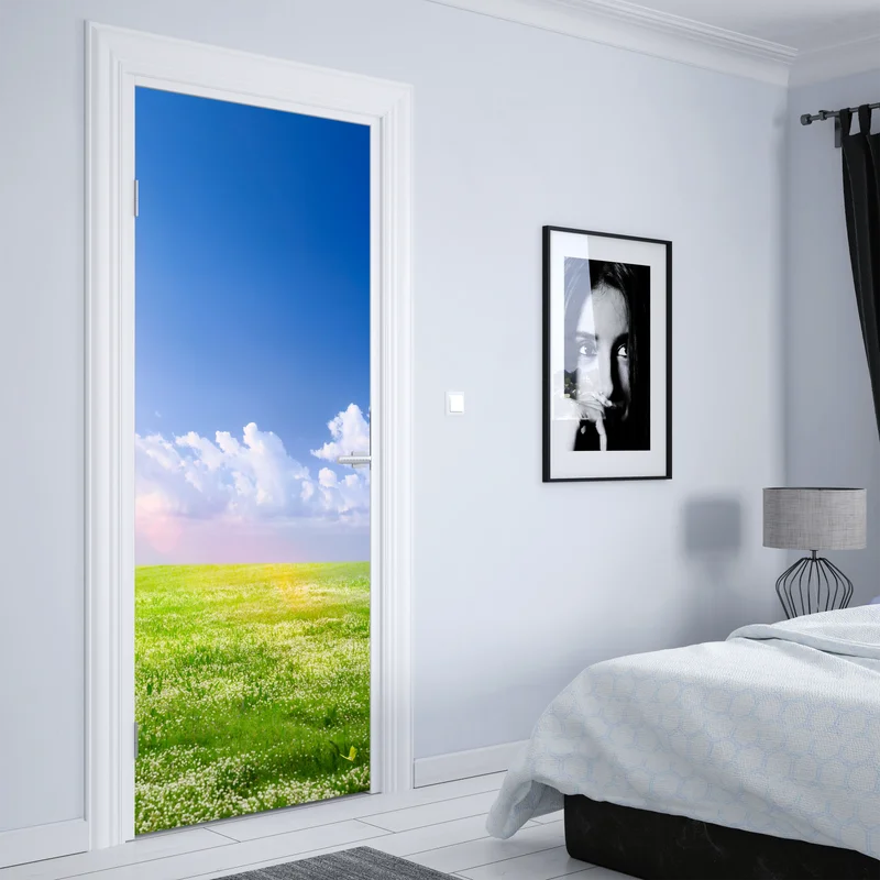 Türaufkleber sonnige frühlingswiese unter blauem himmel Türaufkleber sonnige frühlingswiese unter blauem himmel