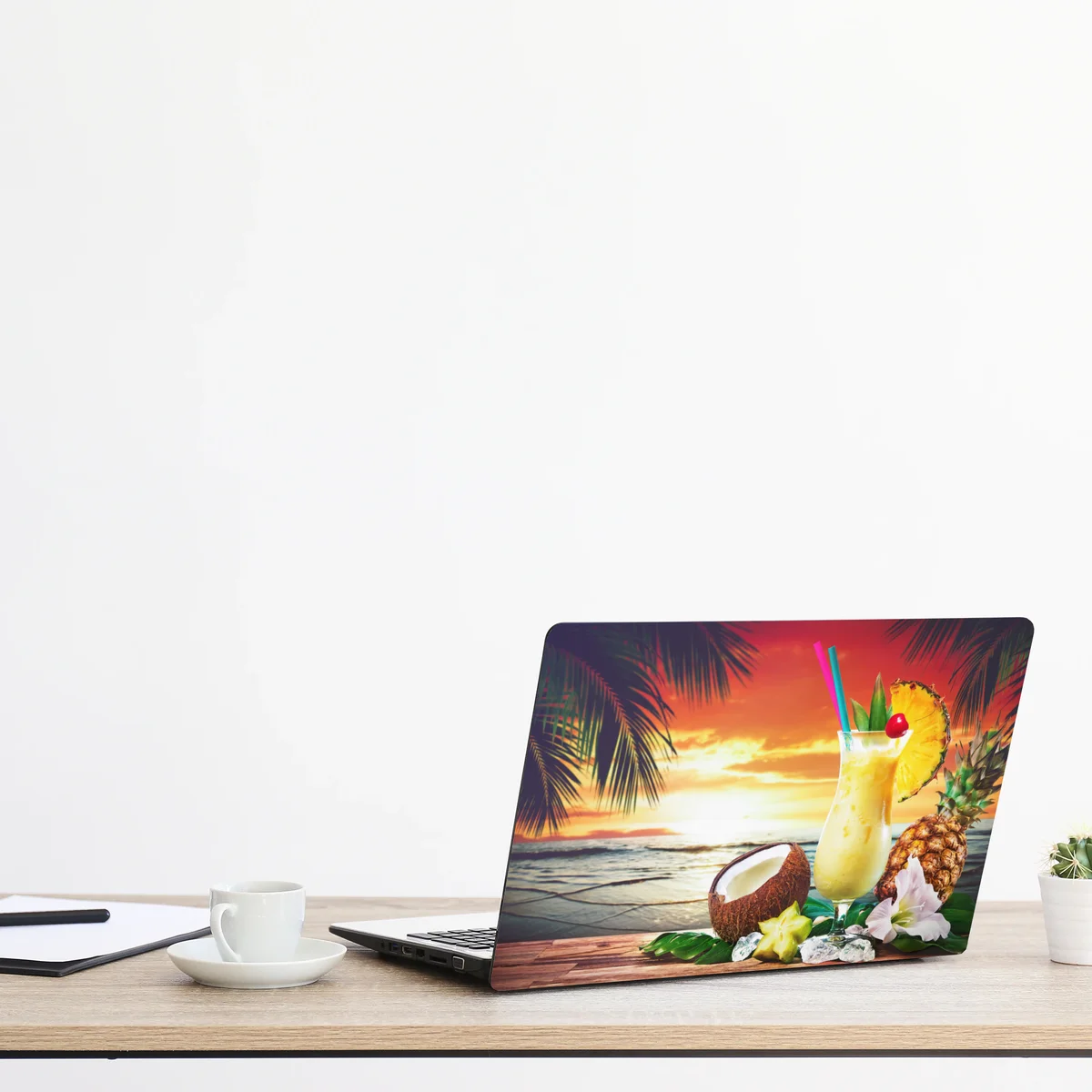 Laptop-Aufkleber tropischer kokos-ananas-cocktail am strand bei sonnenuntergang Laptop-Aufkleber tropischer kokos-ananas-cocktail am strand bei sonnenuntergang