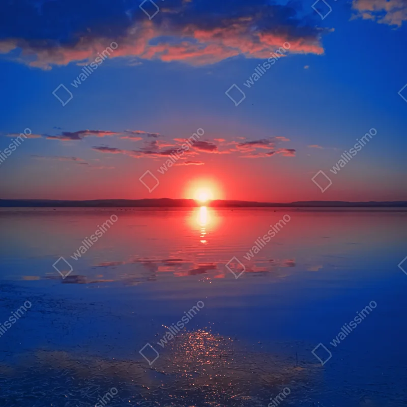 Schrankaufkleber sonnenuntergang über ruhigem meer mit lebendiger spiegelung Schrankaufkleber sonnenuntergang über ruhigem meer mit lebendiger spiegelung