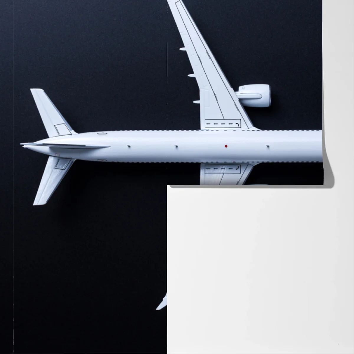 Fototapeta biały samolot widok z góry na czarnym tle Fototapeta biały samolot widok z góry na czarnym tle