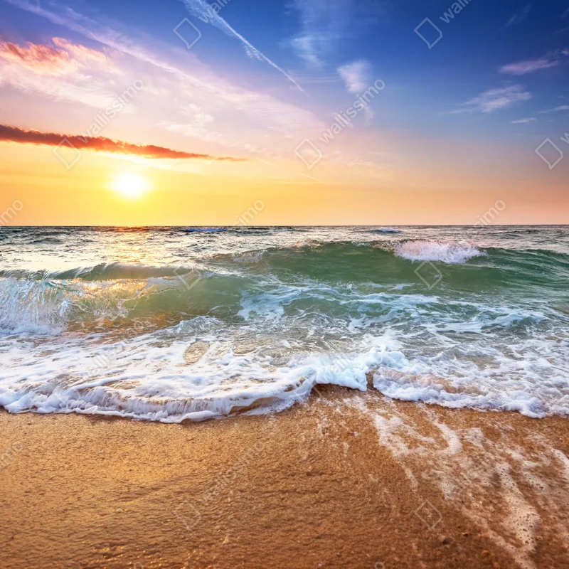 Fototapete goldener sonnenuntergang am strand mit sanften wellen Fototapete goldener sonnenuntergang am strand mit sanften wellen