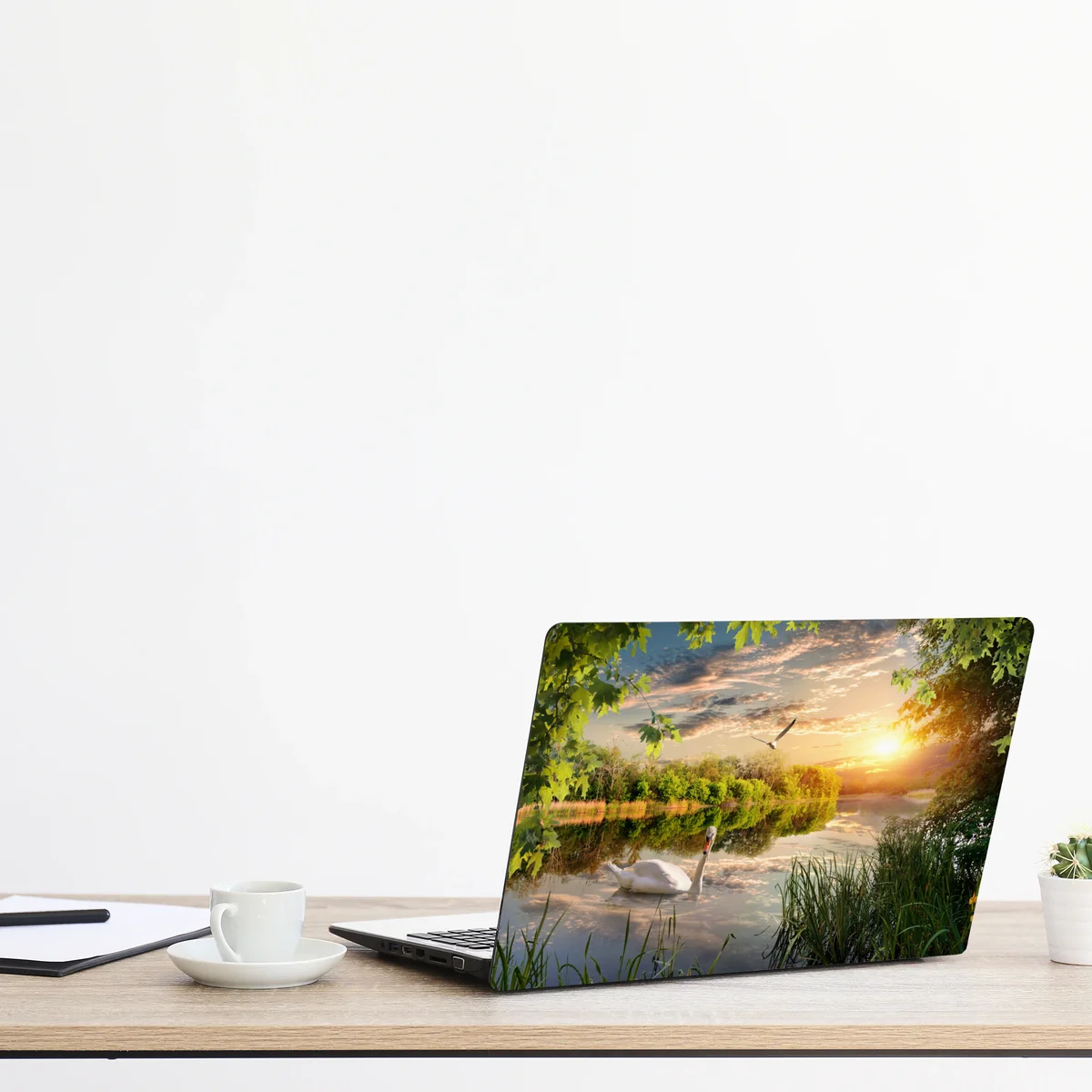 Laptop-Aufkleber sonnenuntergang mit schwan auf stillem see Laptop-Aufkleber sonnenuntergang mit schwan auf stillem see