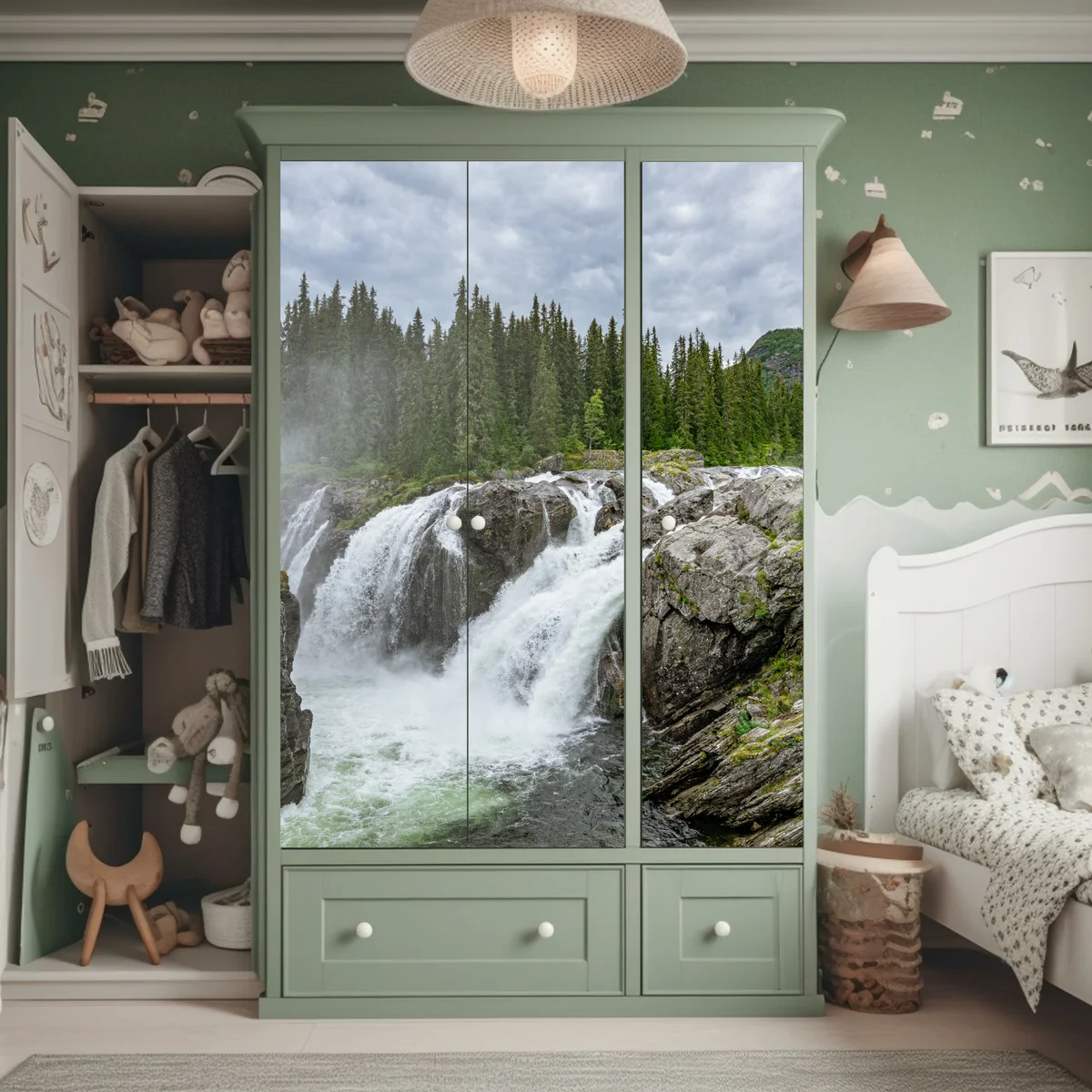 Schrankaufkleber nebliger wasserfall im dichten kiefernwald Schrankaufkleber nebliger wasserfall im dichten kiefernwald