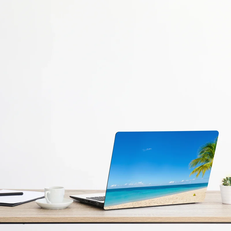 Naklejka na laptopa tropikalna plaża z turkusową wodą i palmą