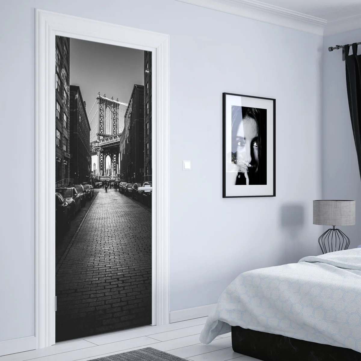 Türaufkleber Manhattan Bridge im rahmen einer gepflasterten straße Türaufkleber Manhattan Bridge im rahmen einer gepflasterten straße