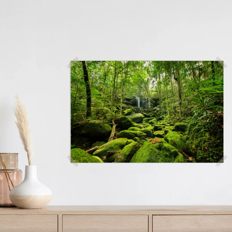 Poster üppiger moosbewachsener wasserfall im tropischen wald Poster üppiger moosbewachsener wasserfall im tropischen wald