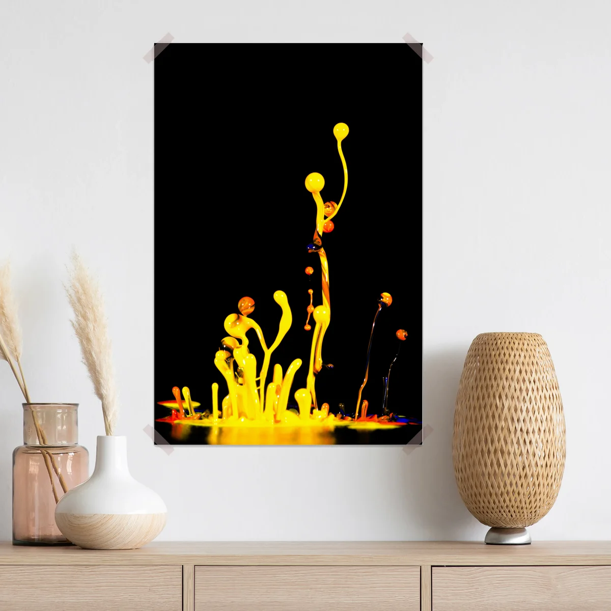 Poster leuchtender gelber farbspritzer auf schwarzem hintergrund Poster leuchtender gelber farbspritzer auf schwarzem hintergrund