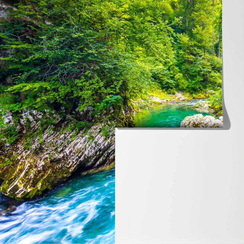 Fototapete türkisfarbener fluss und holzsteg im wald Fototapete türkisfarbener fluss und holzsteg im wald