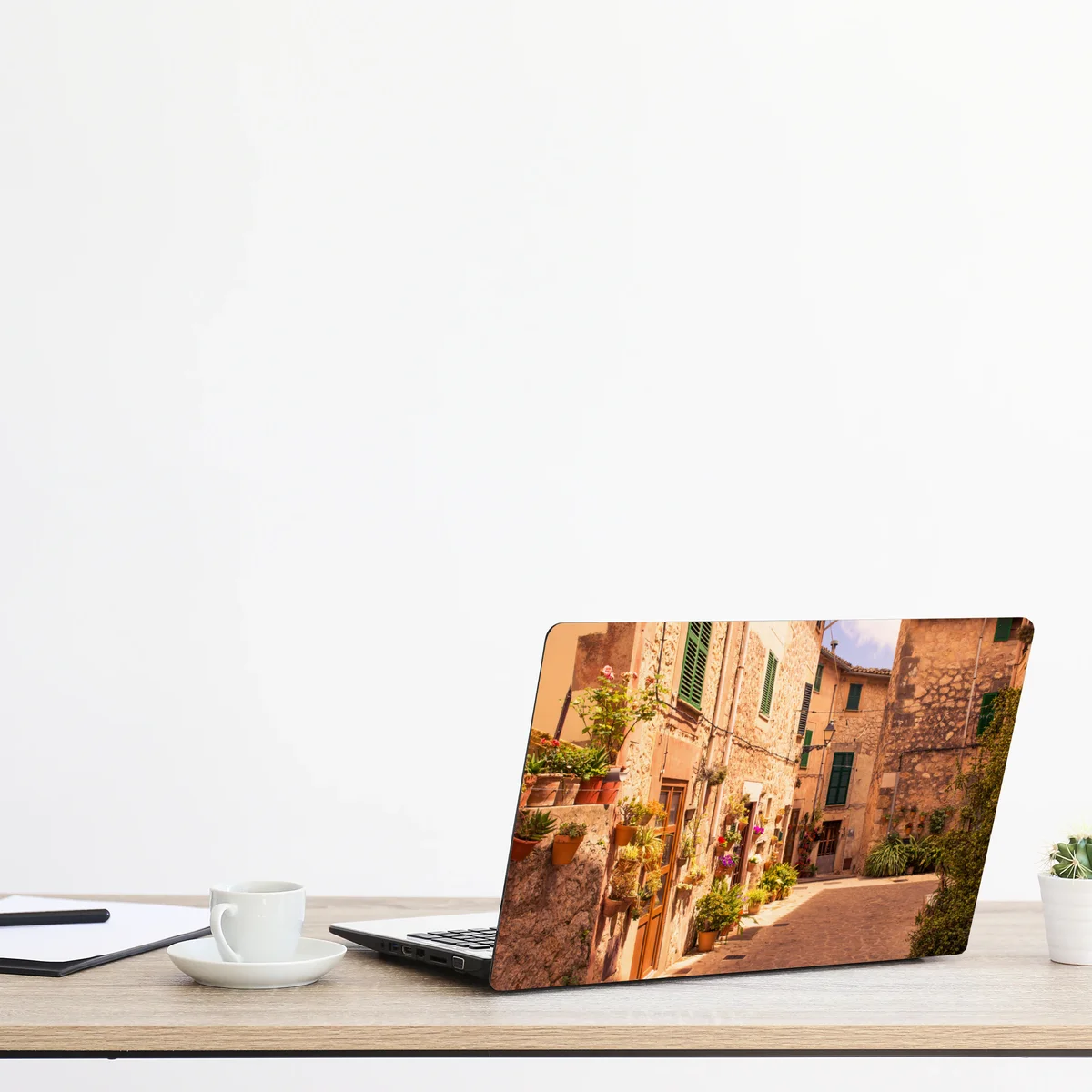 Laptop-Aufkleber sonnige mediterrane gasse mit blumentöpfen Laptop-Aufkleber sonnige mediterrane gasse mit blumentöpfen