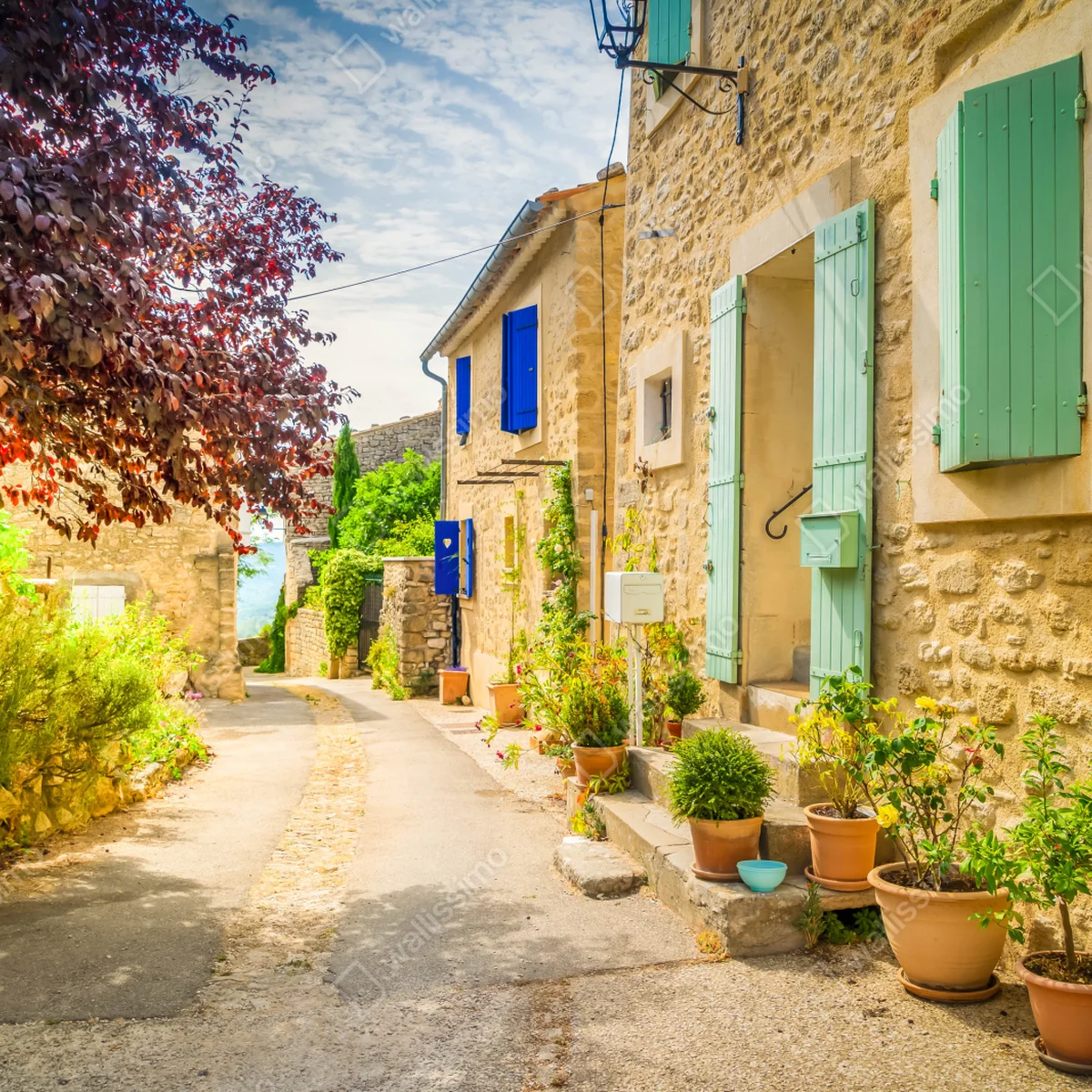 Laptop-Aufkleber sonnenbeschienene dorfstraße mit steinhäusern und bunten fensterläden Laptop-Aufkleber sonnenbeschienene dorfstraße mit steinhäusern und bunten fensterläden