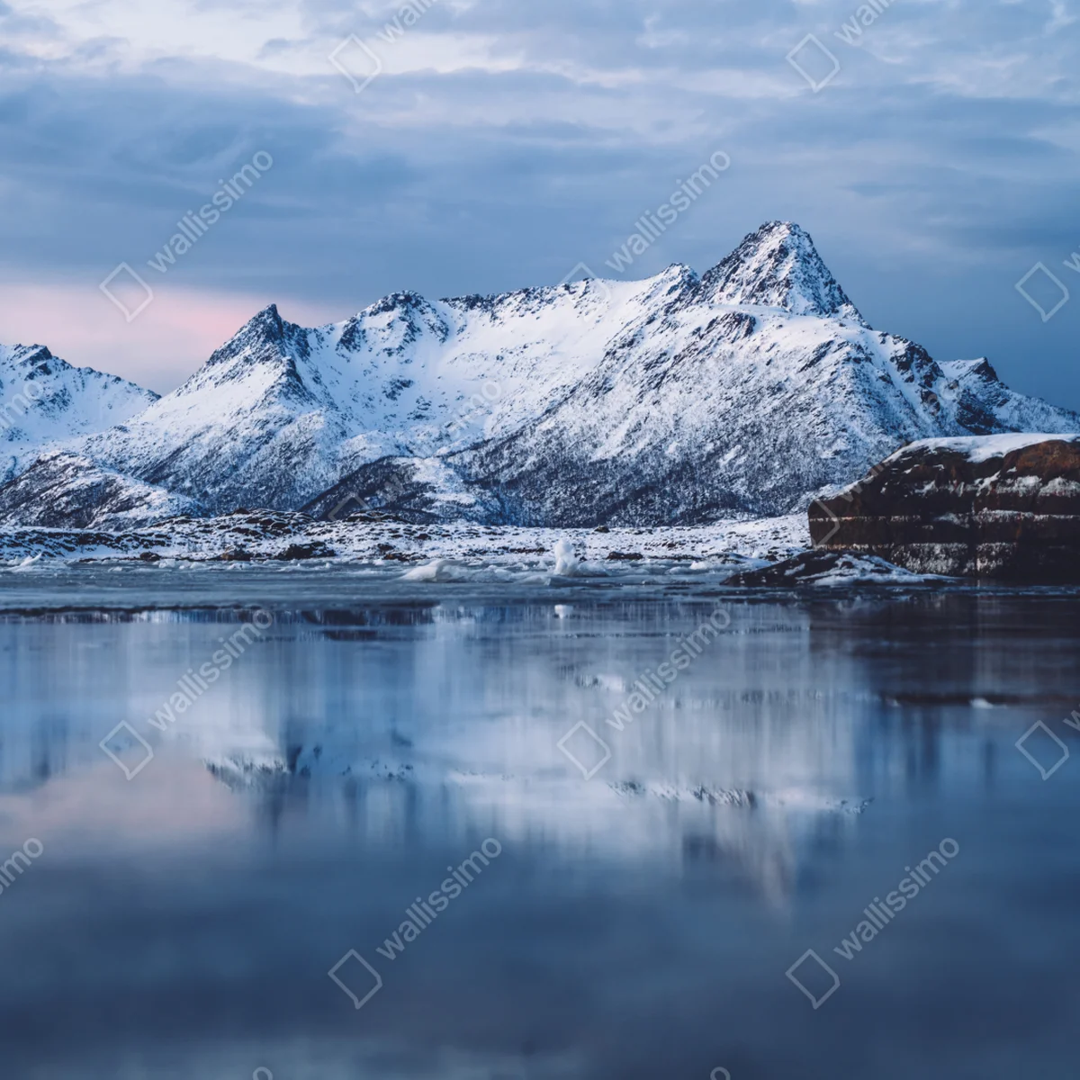 Poster schneebedeckte bergspiegelung bei dämmerung • Poster bei Wallnifity® Poster schneebedeckte bergspiegelung bei dämmerung • Poster bei Wallnifity®