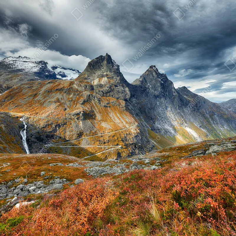 Fototapete herbstliche berglandschaft mit wasserfall und serpentinenstraße Fototapete herbstliche berglandschaft mit wasserfall und serpentinenstraße