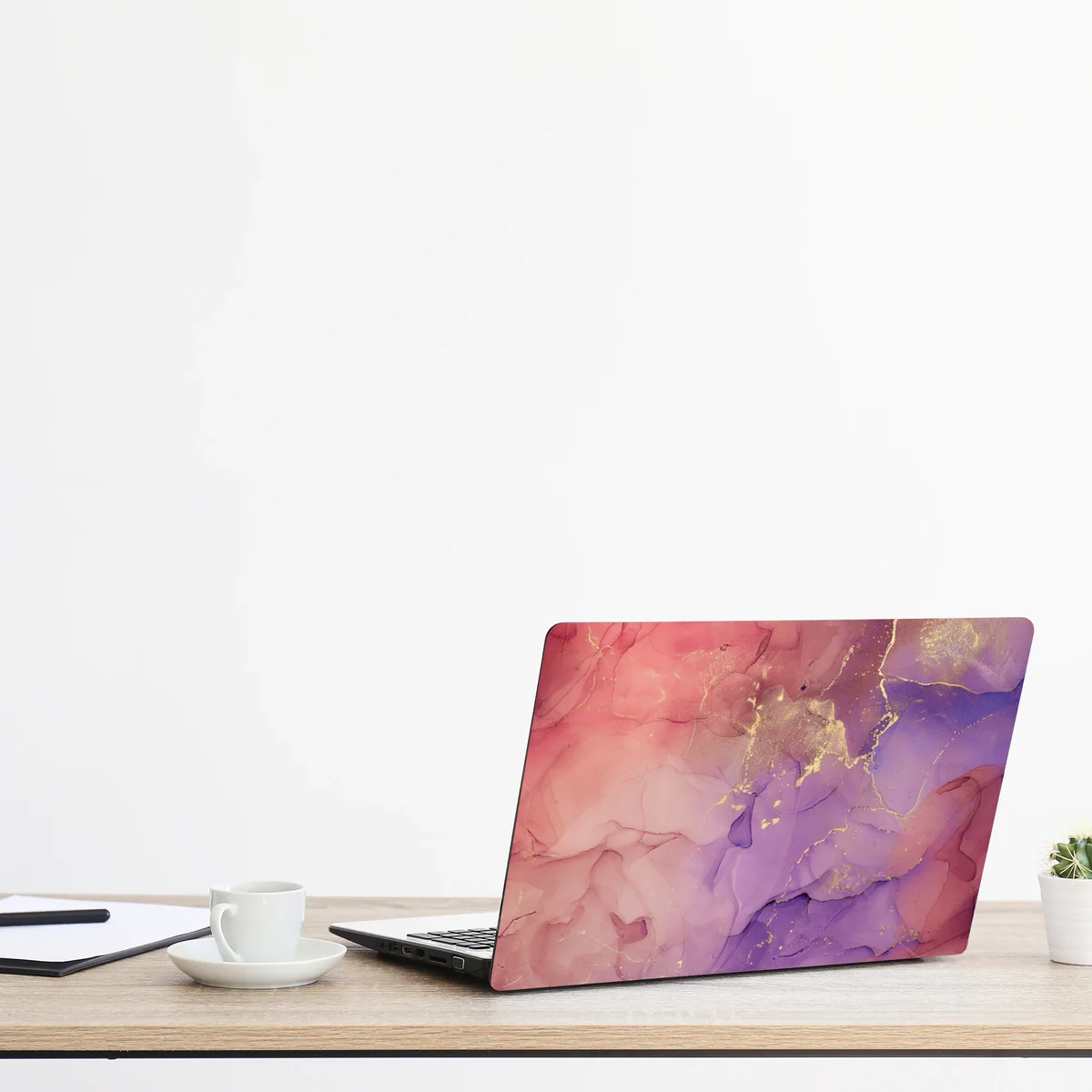 Naklejka na laptopa eteryczna różowo-fioletowa marmurowa grafika Naklejka na laptopa eteryczna różowo-fioletowa marmurowa grafika