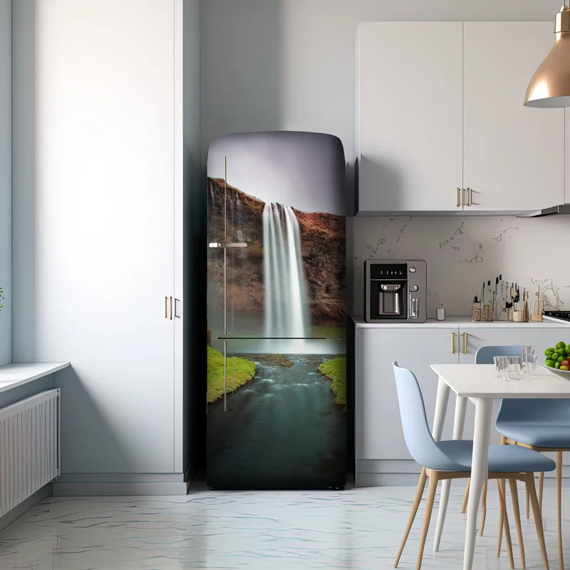 Kühlschrankaufkleber nebeliger wasserfall im üppigen tal