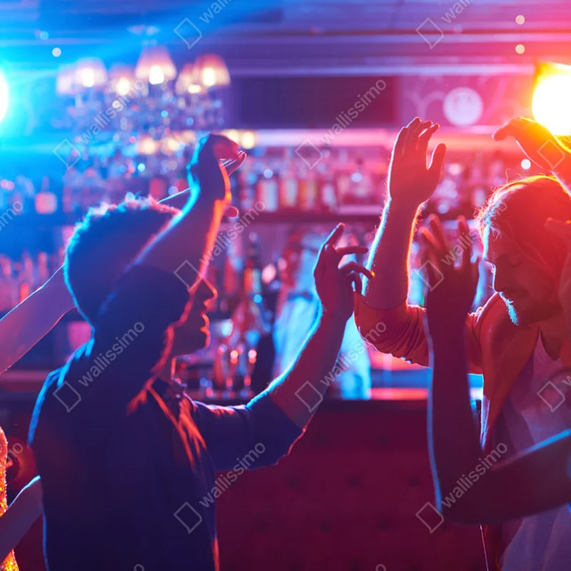 Leinwandbild Freunde tanzen auf Party • Leinwandbilder bei Wallnifity® Leinwandbild Freunde tanzen auf Party • Leinwandbilder bei Wallnifity®