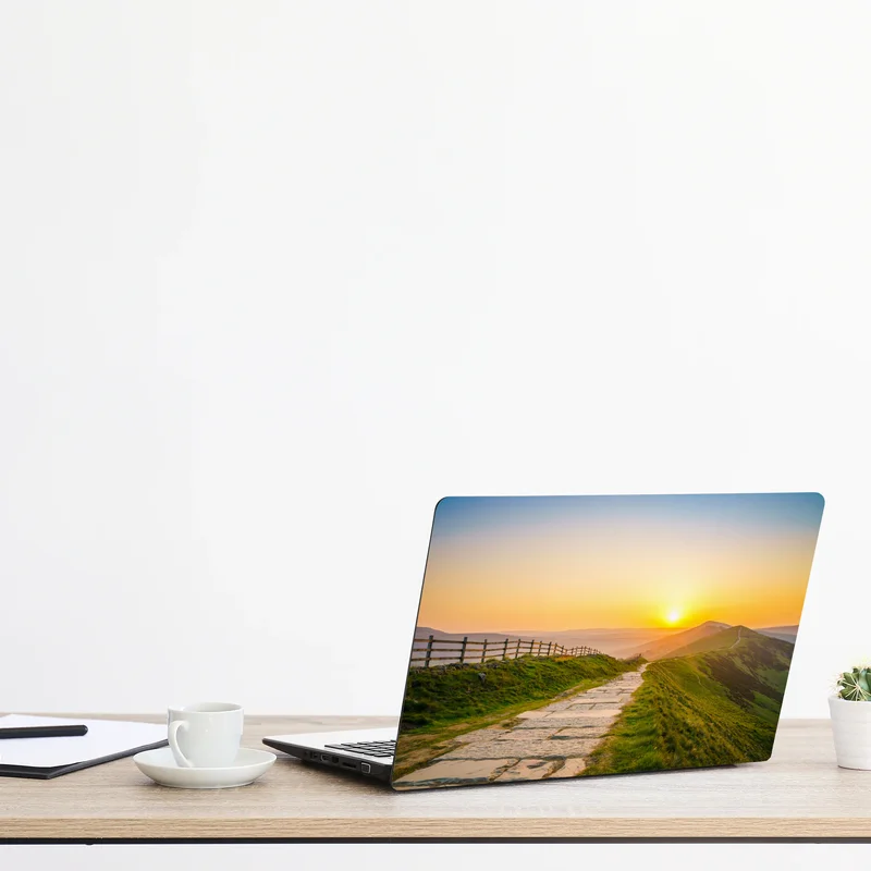 Naklejka na laptopa słoneczny grzbiet górski o wschodzie słońca