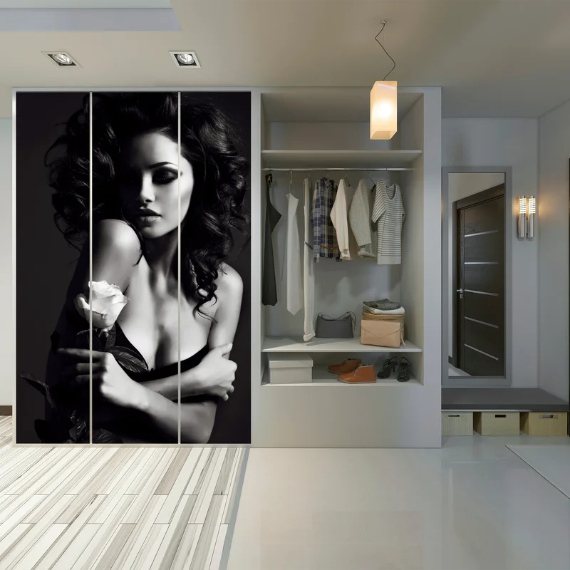 Schrankaufkleber sinnliches schwarzweiß-porträt mit rose Schrankaufkleber sinnliches schwarzweiß-porträt mit rose