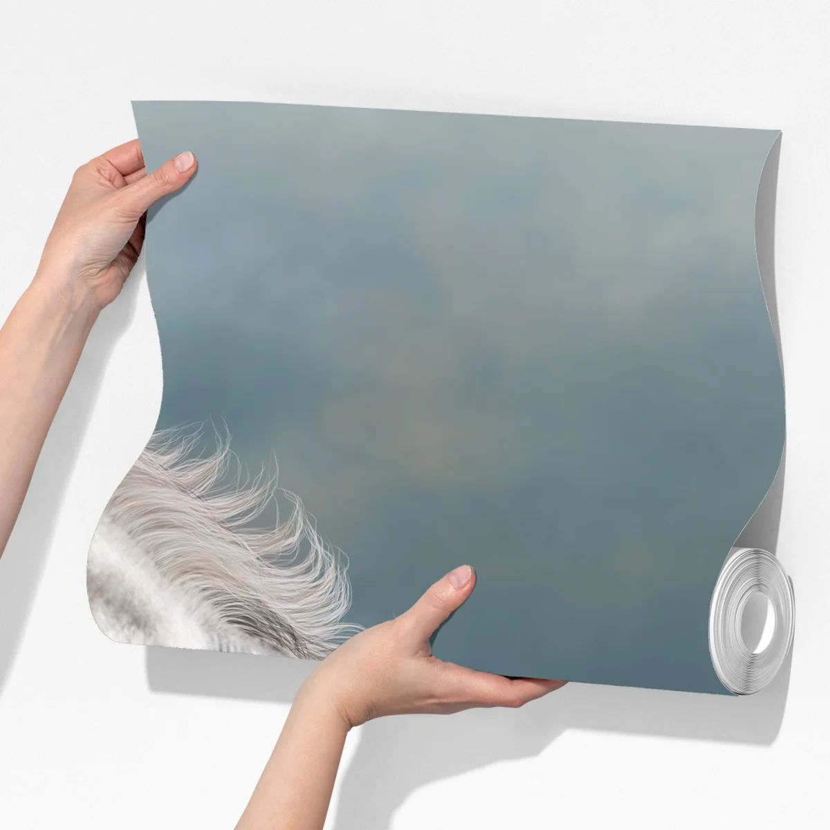 Fototapete majestätisches graues pferd galoppiert durch den sand Fototapete majestätisches graues pferd galoppiert durch den sand