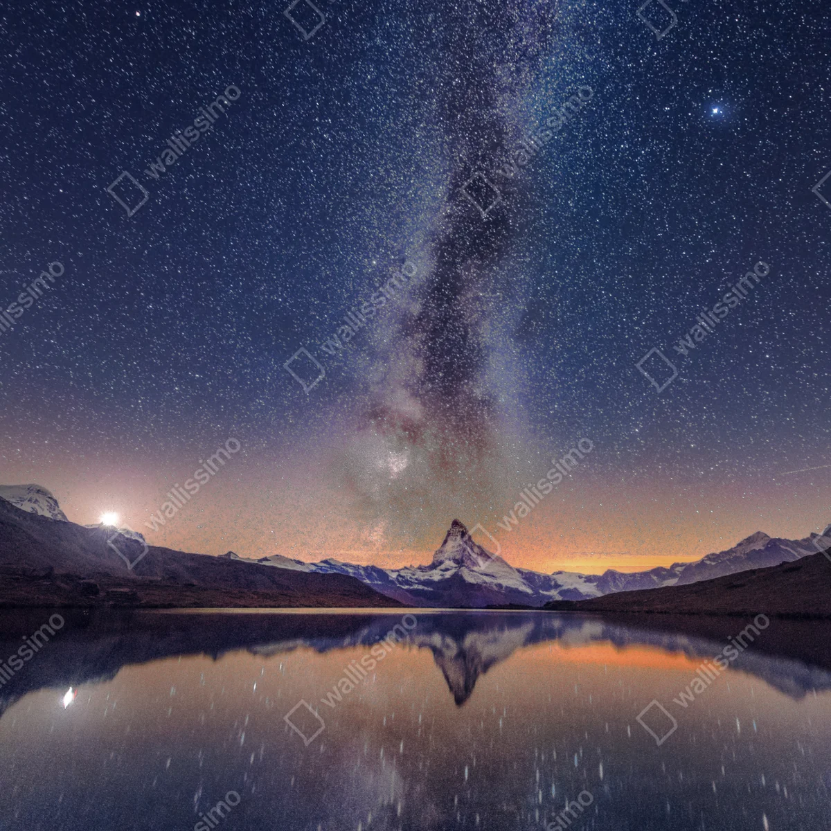 Naklejka na okno droga mleczna nad alpejskim szczytem odbita w jeziorze Naklejka na okno droga mleczna nad alpejskim szczytem odbita w jeziorze