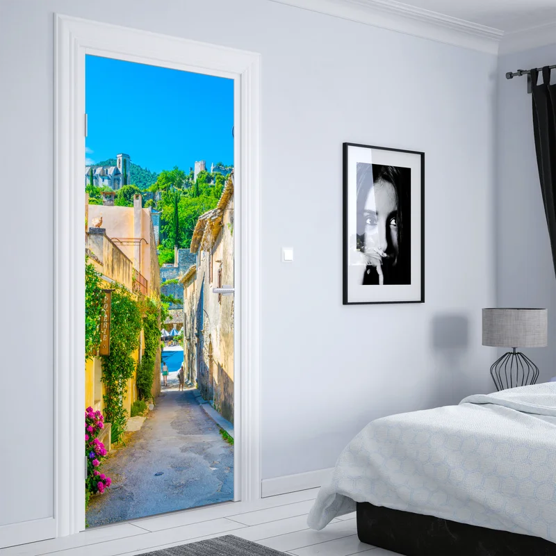 Türaufkleber sonnenbeschienene gasse in einem mediterranen dorf