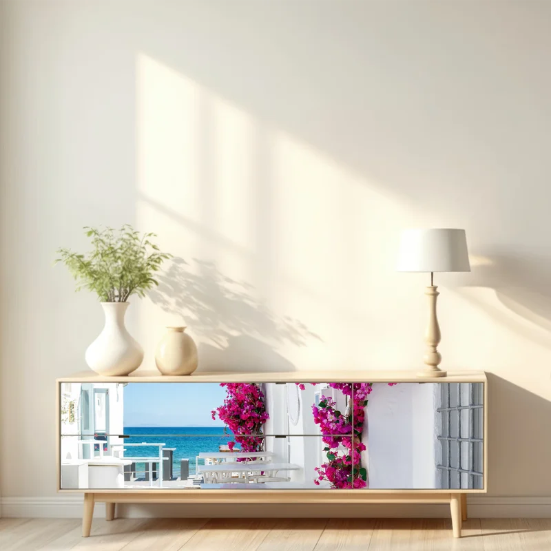 Repositionierbarer Aufkleber sonnige mediterrane gasse mit bougainvillea