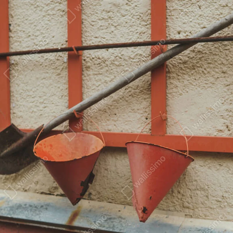 Leinwandbild An der Wand eines Gebäudes sind Werkzeuge für die Brandbekämpfung angebracht. Sicherheitsvorkehrungen. Nahaufnahme. • Leinwandbilder bei Wallnifity® Leinwandbild An der Wand eines Gebäudes sind Werkzeuge für die Brandbekämpfung angebracht. Sicherheitsvorkehrungen. Nahaufnahme. • Leinwandbilder bei Wallnifity®