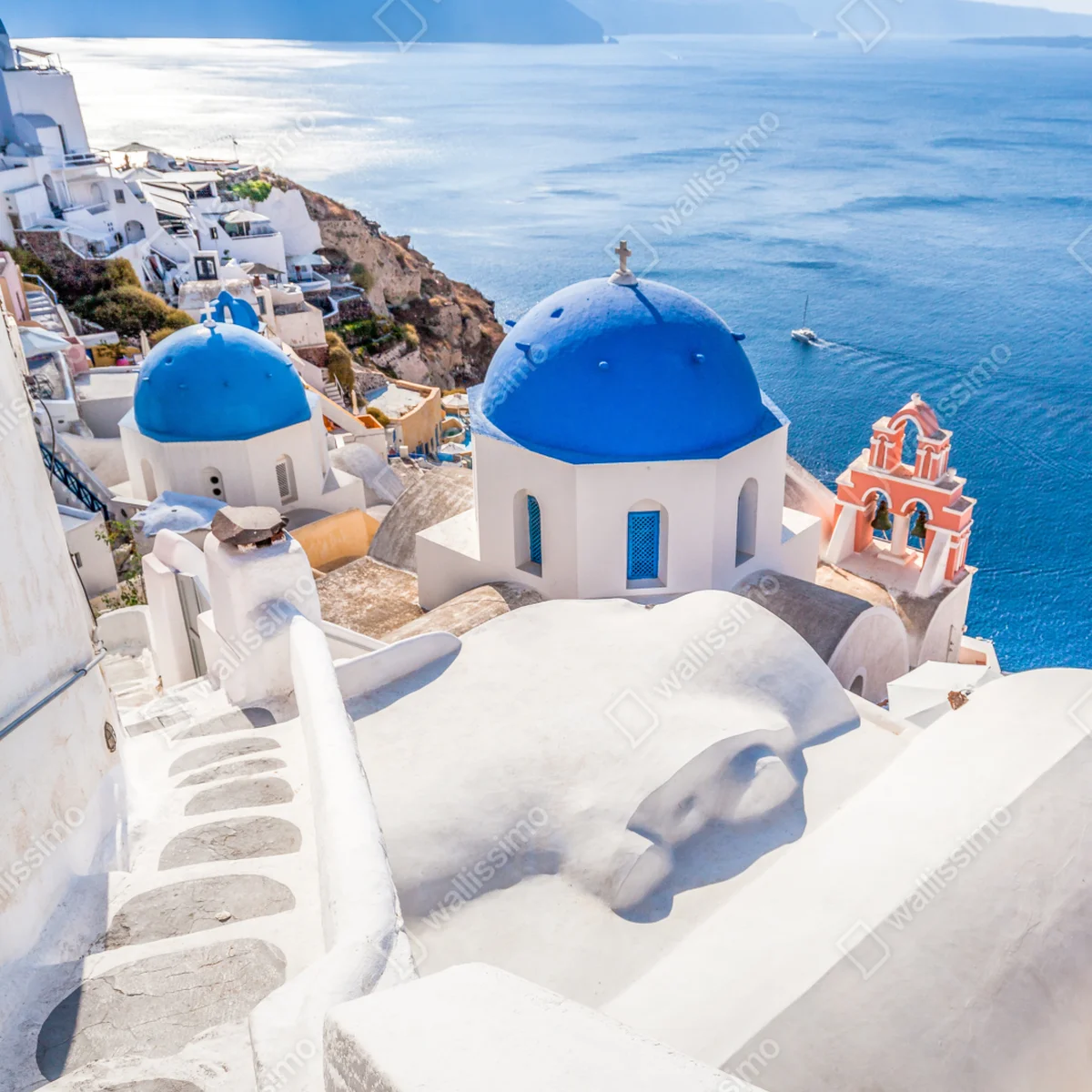 Kühlschrankaufkleber sonniges Santorini blaue kuppeln und meerblick Kühlschrankaufkleber sonniges Santorini blaue kuppeln und meerblick