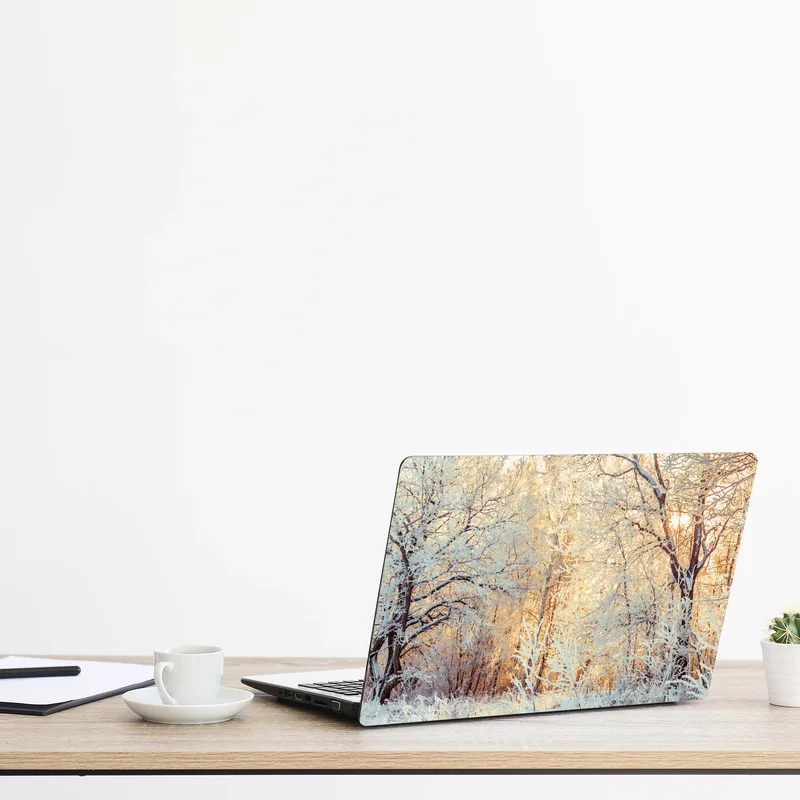 Laptop-Aufkleber wintersonne im verschneiten wald Laptop-Aufkleber wintersonne im verschneiten wald