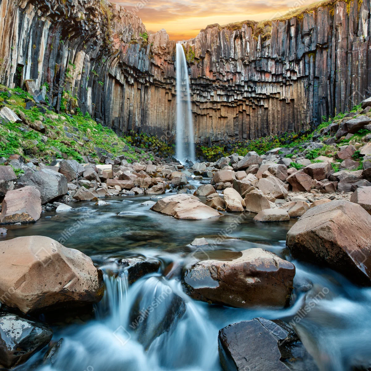 Repositionierbarer Aufkleber dramatischer wasserfall zwischen basaltklippen Repositionierbarer Aufkleber dramatischer wasserfall zwischen basaltklippen