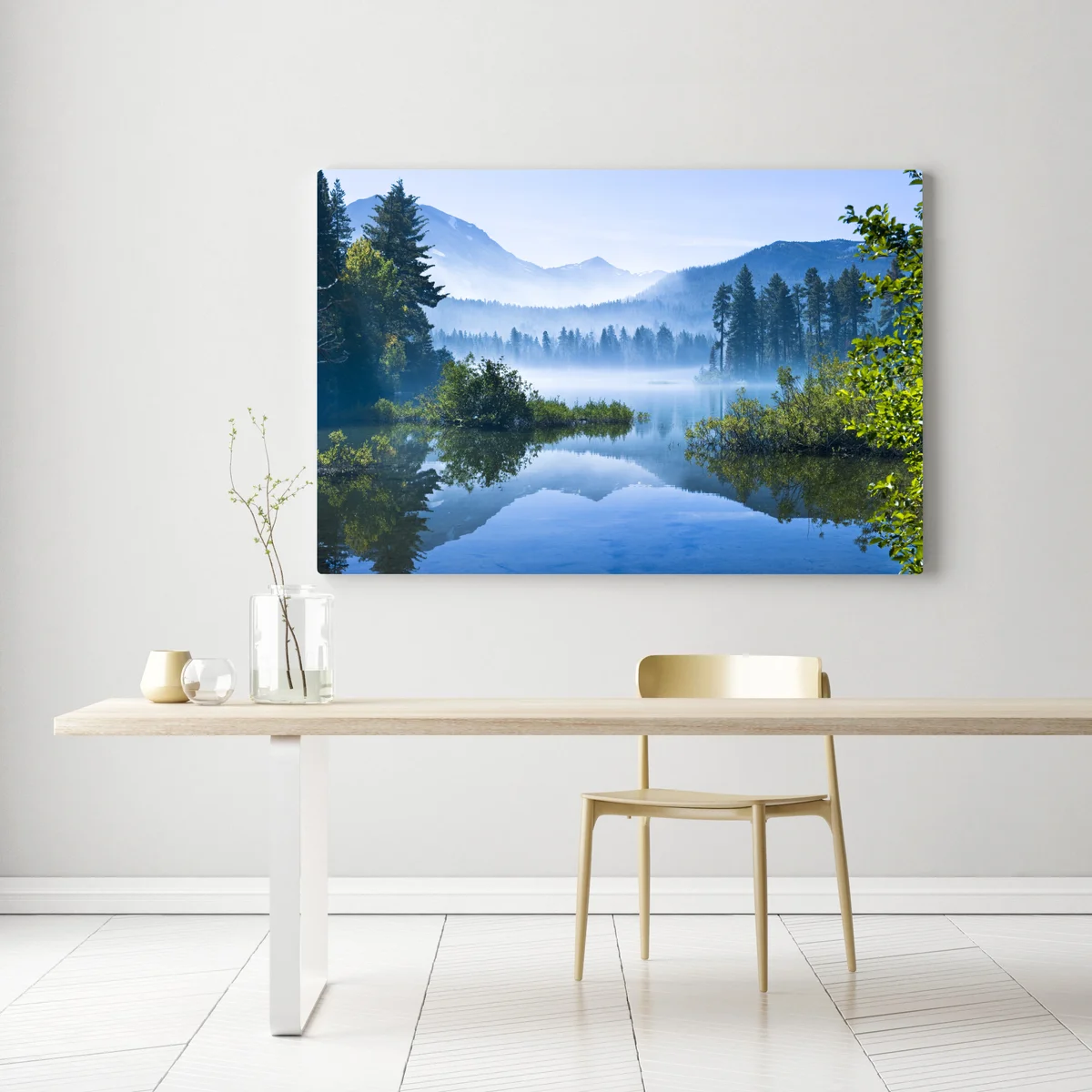 Leinwandbild nebliger bergsee mit spiegelnder oberfläche Leinwandbild nebliger bergsee mit spiegelnder oberfläche