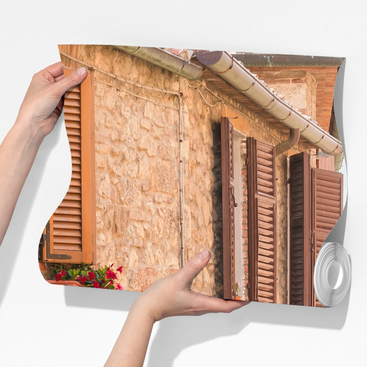 Fototapeta średniowieczna ulica w Toskanii z doniczkami z kwiatami Fototapeta średniowieczna ulica w Toskanii z doniczkami z kwiatami