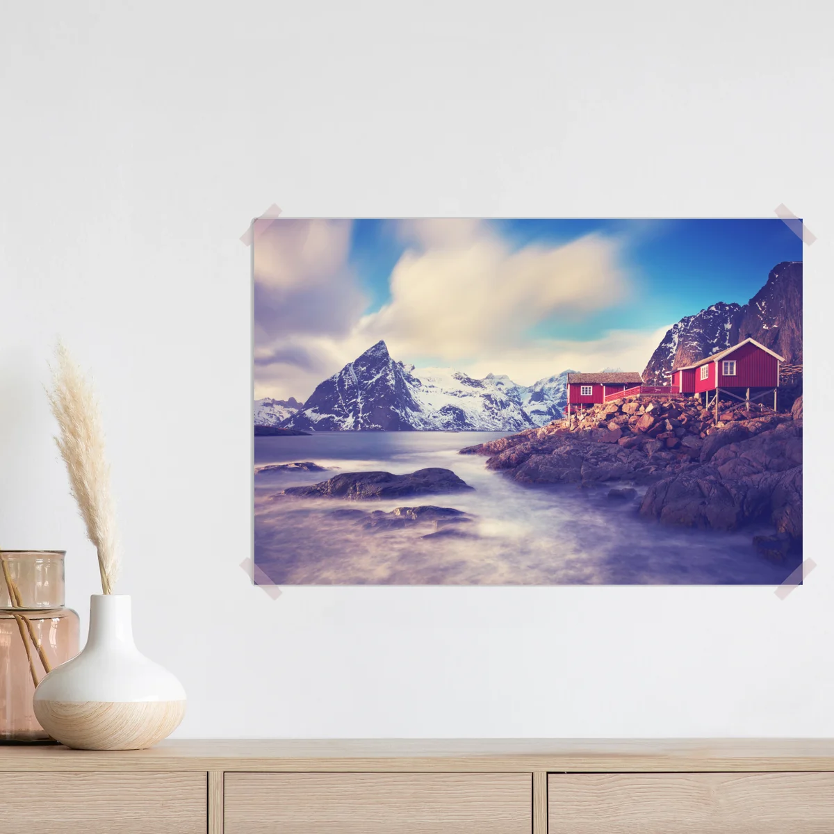 Poster küstengebirge mit roten hütten Poster küstengebirge mit roten hütten