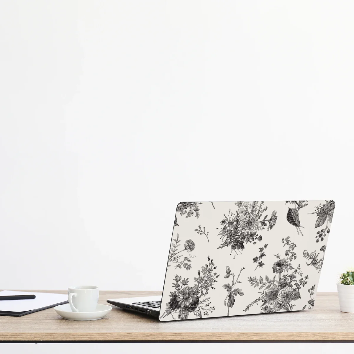 Naklejka na laptopa klasyczny czarno-biały wzór kwiatowy Naklejka na laptopa klasyczny czarno-biały wzór kwiatowy