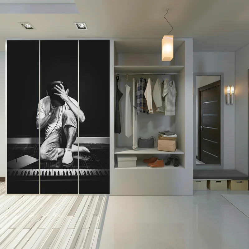 Schrankaufkleber introvertierter musiker am keyboard