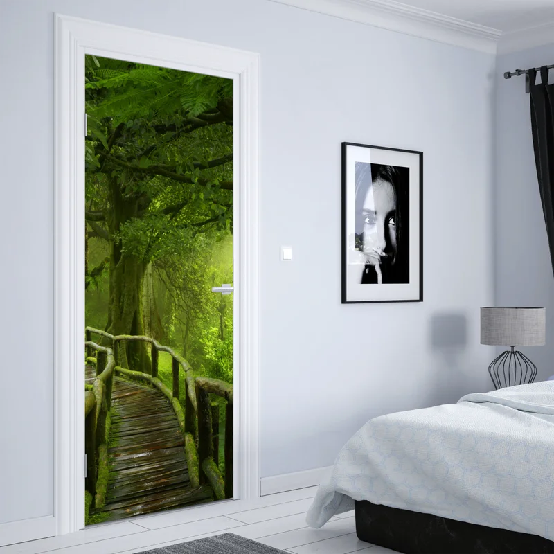 Türaufkleber nebliger steg im tropischen dschungel