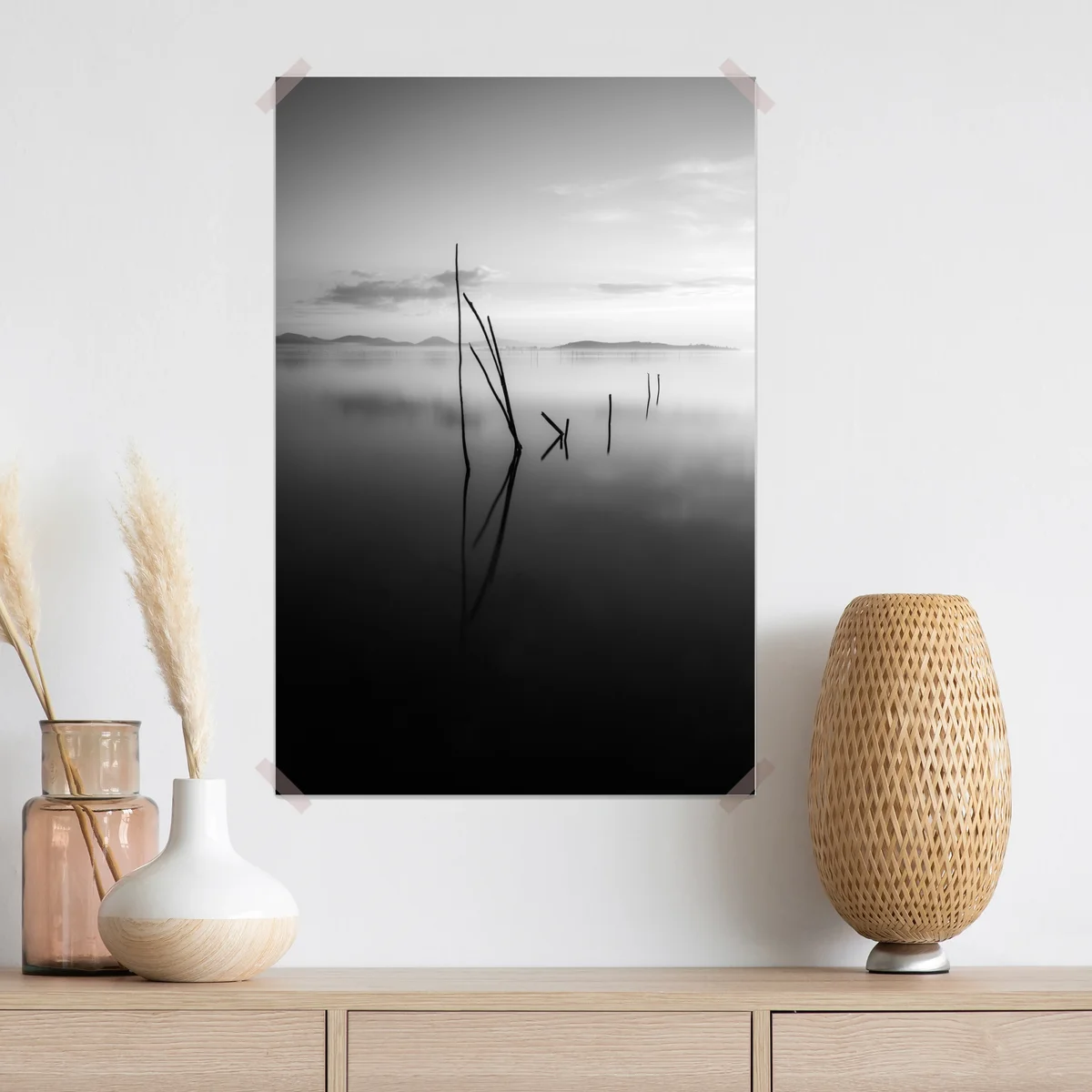 Poster ruhiger monochromer see mit reflexionen Poster ruhiger monochromer see mit reflexionen