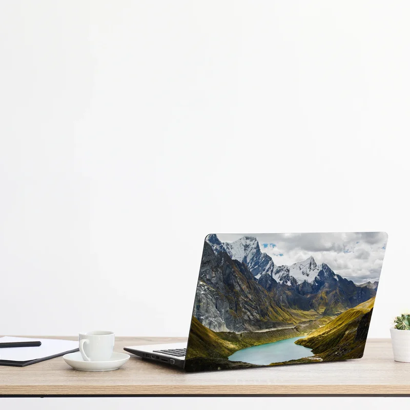 Laptop-Aufkleber türkisblauer bergsee unter schneegipfeln