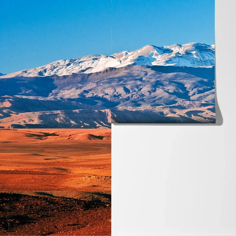 Fototapete sonnenbeschienene wüste mit schneebedeckten bergen Fototapete sonnenbeschienene wüste mit schneebedeckten bergen