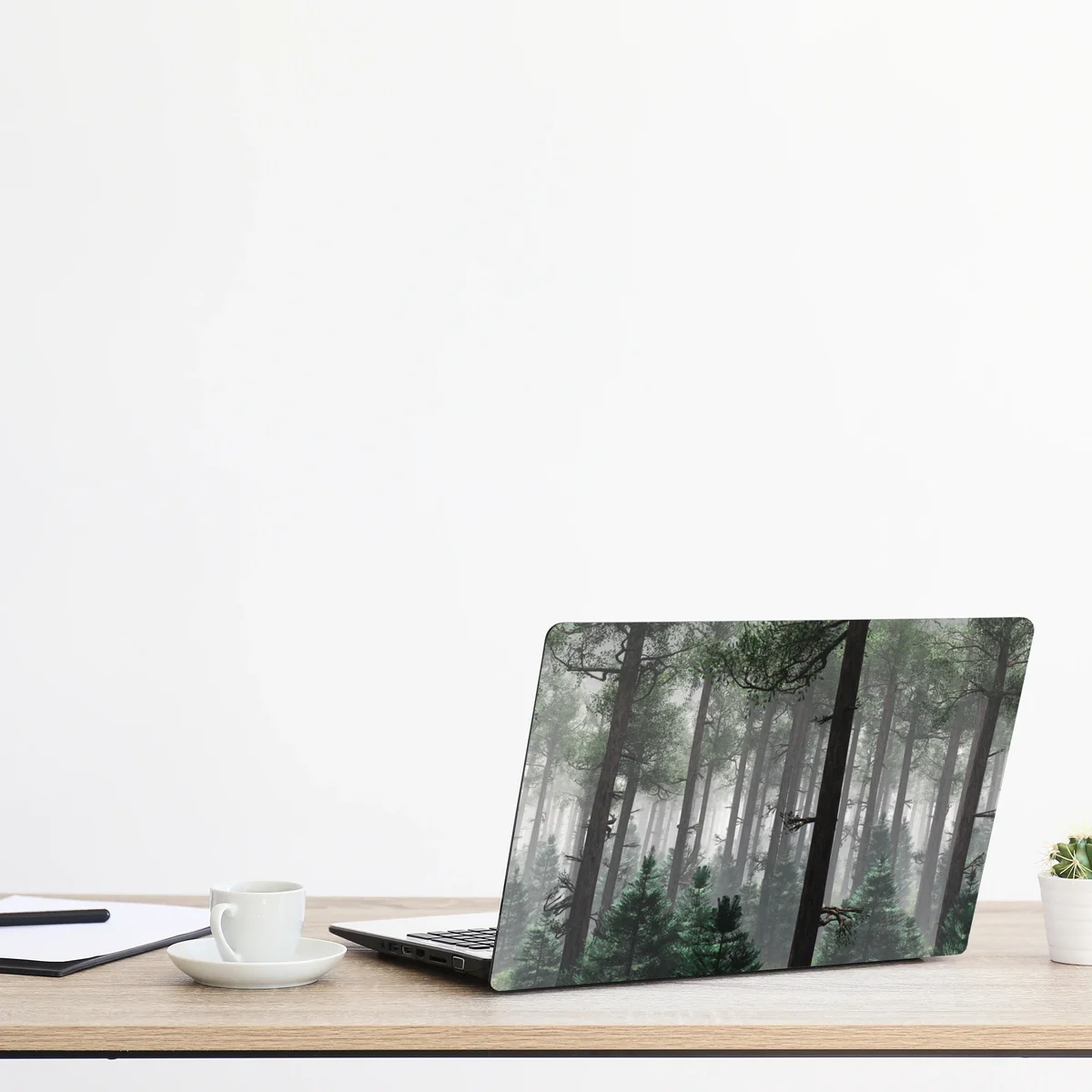 Laptop-Aufkleber nebliger immergrüner wald Laptop-Aufkleber nebliger immergrüner wald