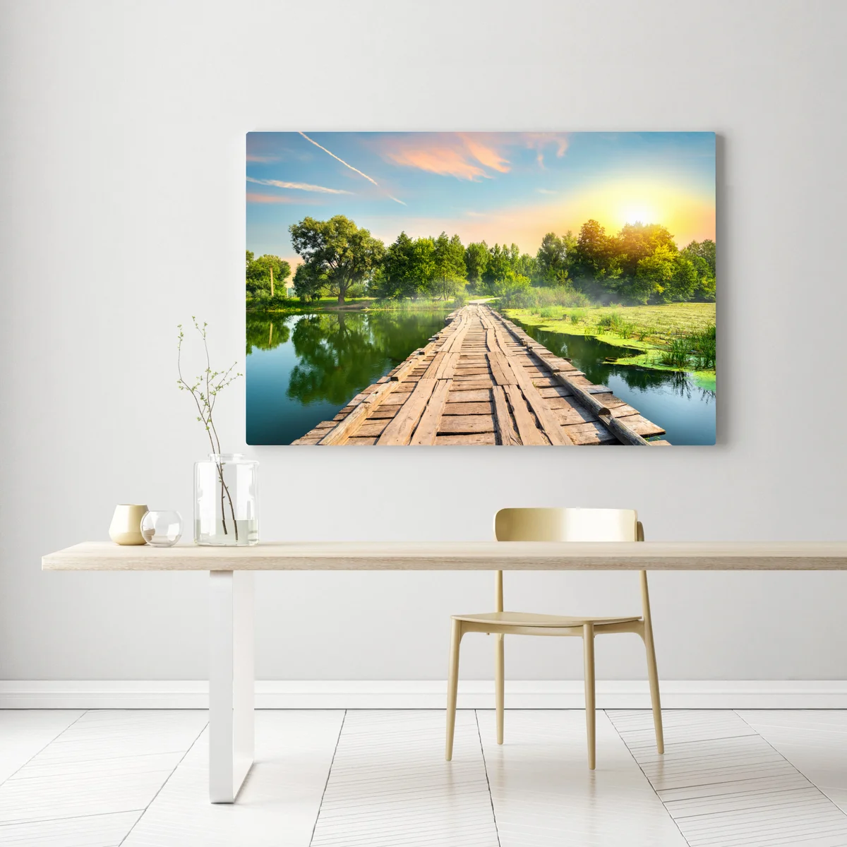 Leinwandbild sonnige hölzerne brücke über ruhigen see Leinwandbild sonnige hölzerne brücke über ruhigen see