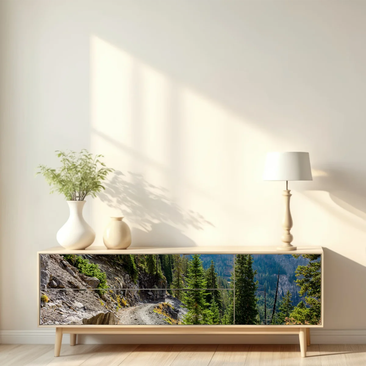 Repositionierbarer Aufkleber bergpfad durch alpinen wald Repositionierbarer Aufkleber bergpfad durch alpinen wald