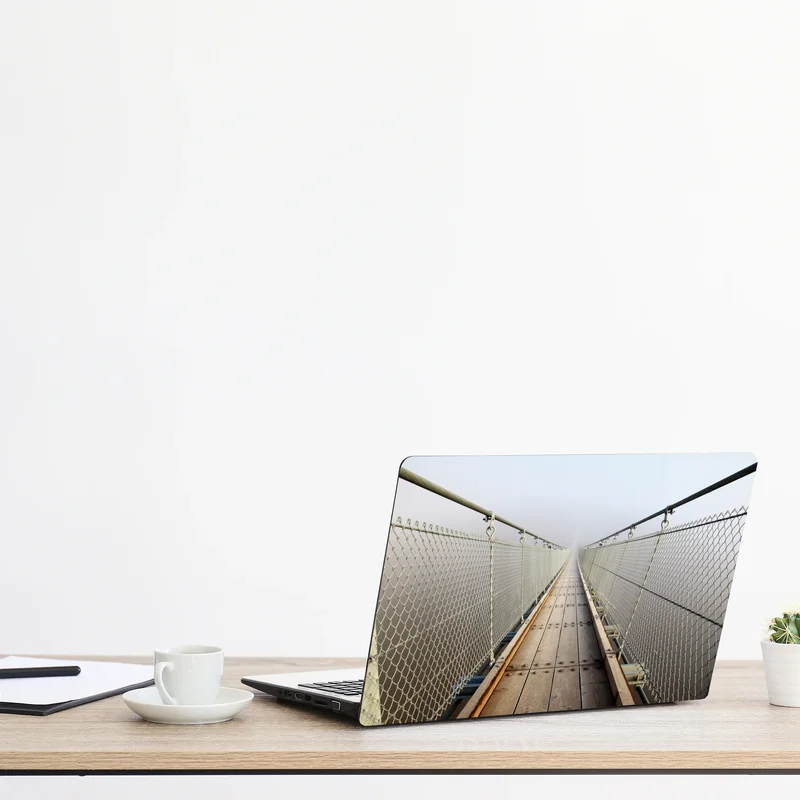 Laptop-Aufkleber neblige hängebrücke die in den nebel führt Laptop-Aufkleber neblige hängebrücke die in den nebel führt
