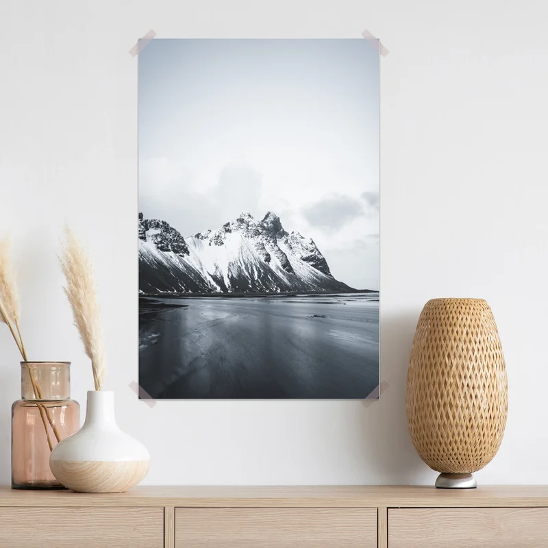 Poster ruhige schneebedeckte berglandschaft am meer Poster ruhige schneebedeckte berglandschaft am meer