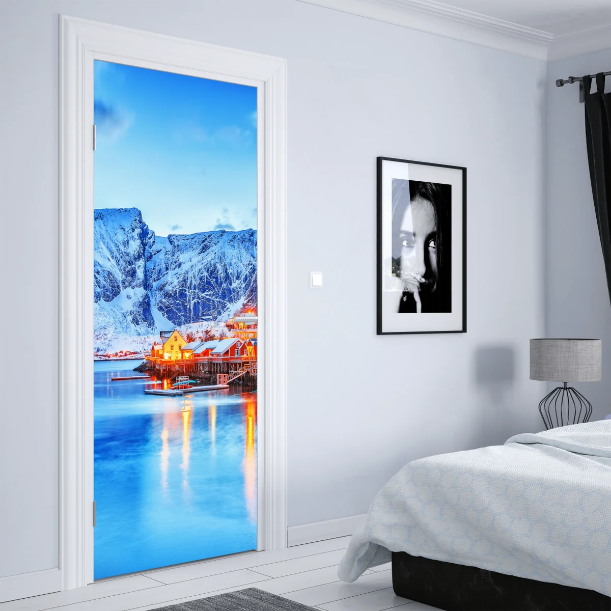 Türaufkleber verschneites küstendorf unter hohen bergen Türaufkleber verschneites küstendorf unter hohen bergen