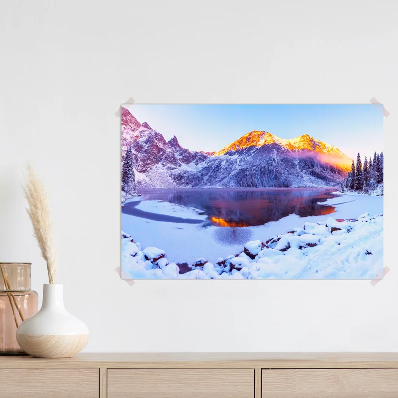 Poster sonnenbeschienene berge über gefrorenem alpensee Poster sonnenbeschienene berge über gefrorenem alpensee