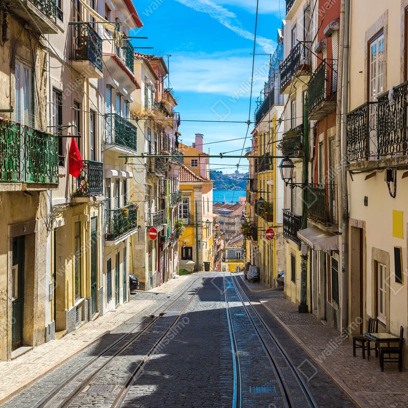 Fototapete alte straße in Lissabon an einem sommerlichen tag Fototapete alte straße in Lissabon an einem sommerlichen tag