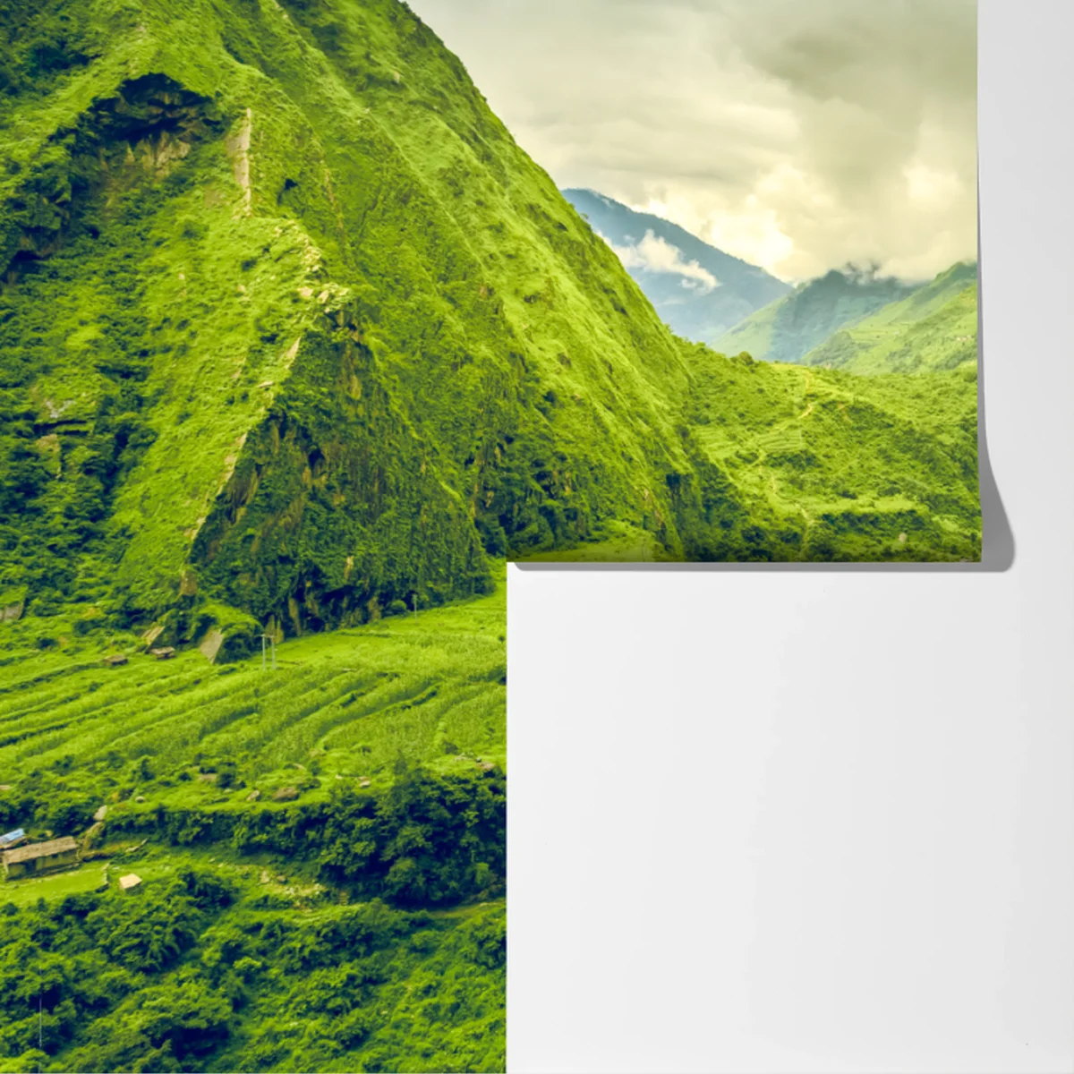 Fototapeta bujna zielona dolina górska z rzeką Fototapeta bujna zielona dolina górska z rzeką