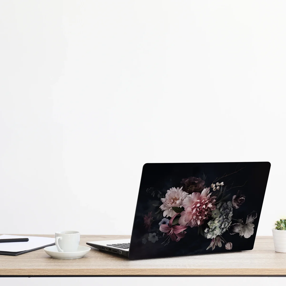 Laptop-Aufkleber düsterer pfingstrosen- und hortensienstrauß Laptop-Aufkleber düsterer pfingstrosen- und hortensienstrauß