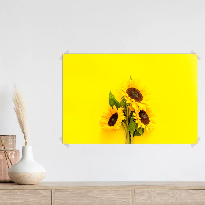 Poster leuchtender sonnenblumenstrauß auf gelbem hintergrund Poster leuchtender sonnenblumenstrauß auf gelbem hintergrund