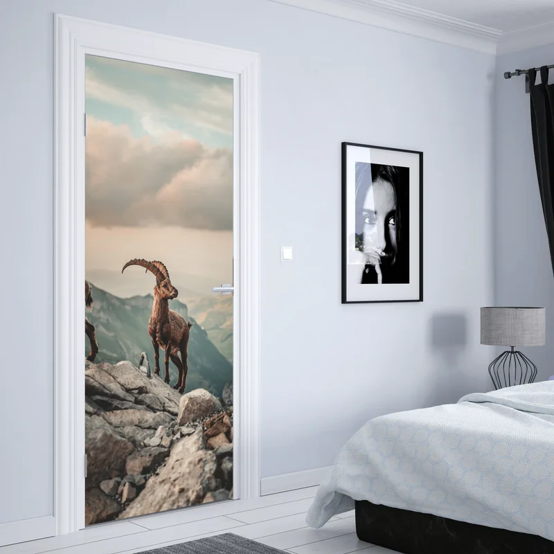 Türaufkleber alpensteinbock auf felsigem kamm